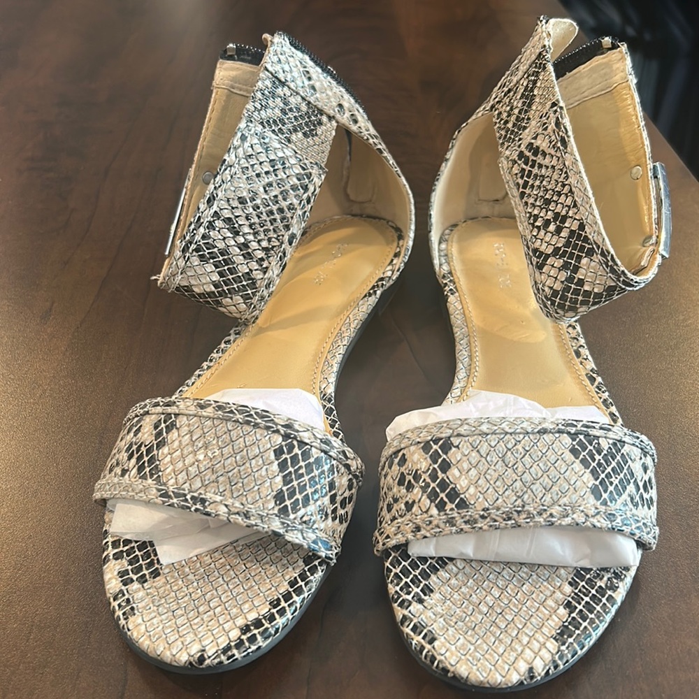 Rachel Zoe snakeskin flat sandals size 6.